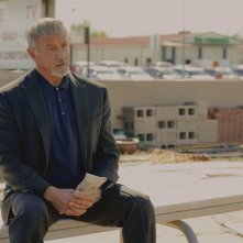 Tulsa King: Sylvester Stallone seduto su un muretto