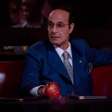 Whitney - Una voce diventata leggenda: Stanley Tucci in una scena del film