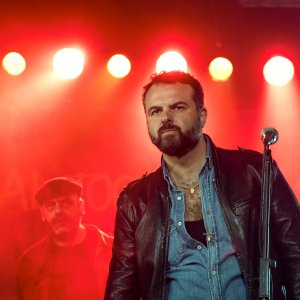 La vita bugiarda degli adulti: il regista Edoardo De Angelis appare in una scena della serie italiana Netflix