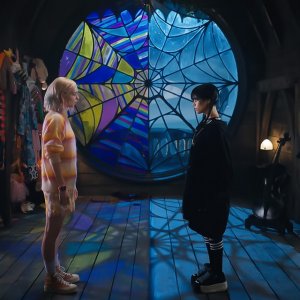 Mercoledì: Jenna Ortega e Emma Myers in una scena