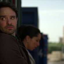 Treason: Charlie Cox in una scena della serie Netflix