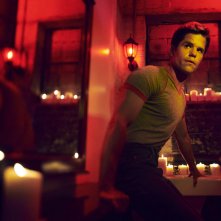 American Horror Story 11: Charlie Carver in una scena