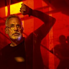 American Horror Story 11: Joe Mantello in una scena