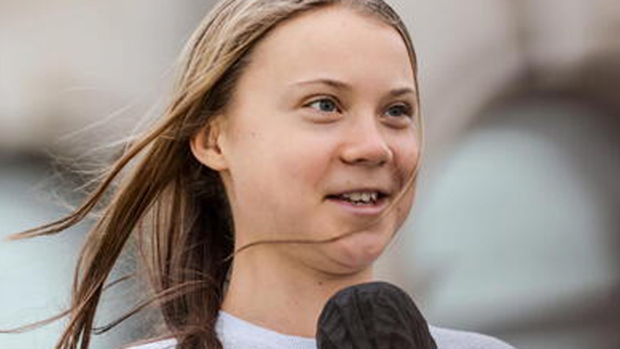 Jamie Lee Curtis prevede un futuro da autrice comica per Greta Thunberg dopo le sue risposte ad Andrew Tate