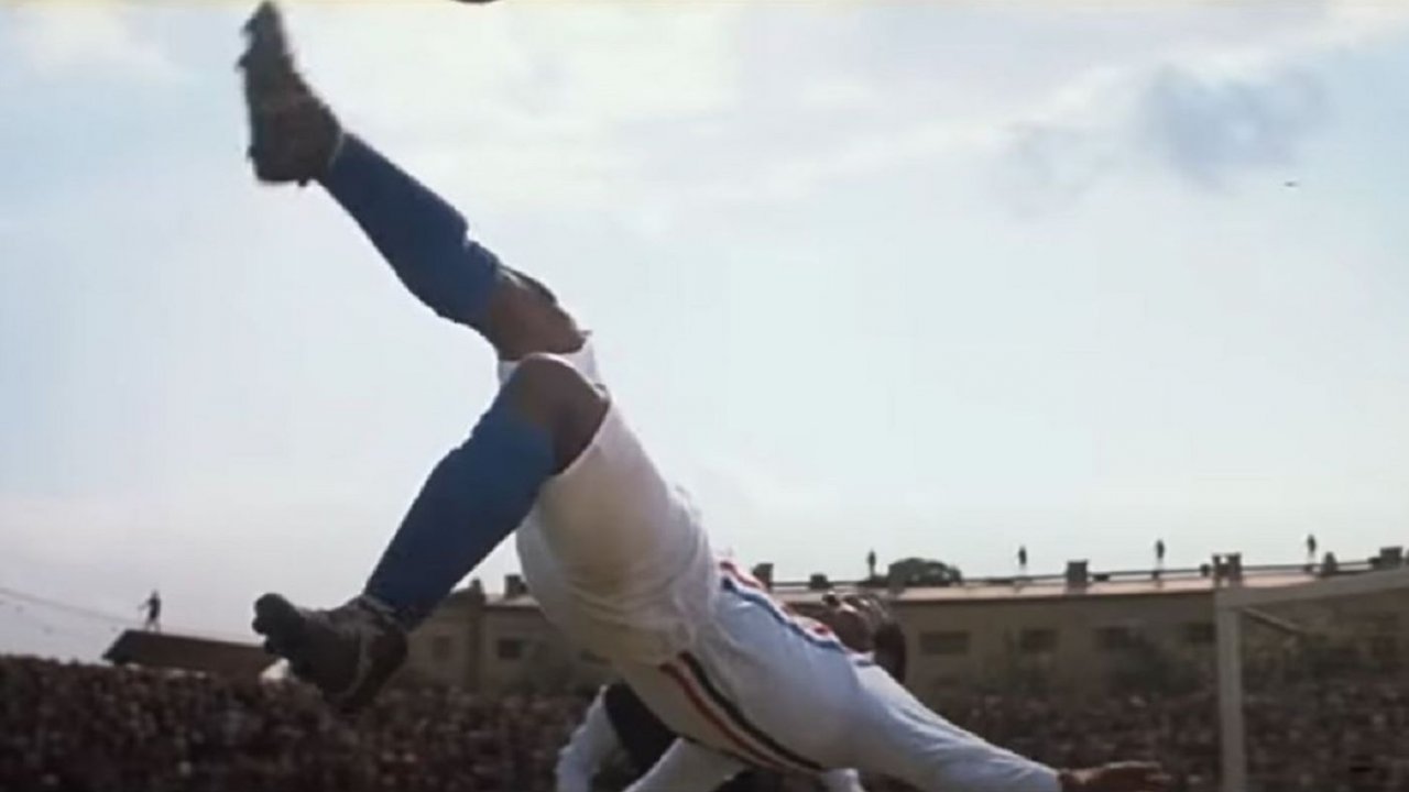 Pelè: su Sky questa sera Fuga per la vittoria, omaggio al fuoriclasse brasiliano scomparso