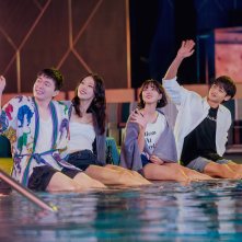The Fabulous: i protagonisti in piscina in una scena della serie coreana Netflix