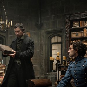 The Pale Blue Eye - I delitti di West Point: Christian Bale, Harry Melling in una scena del film