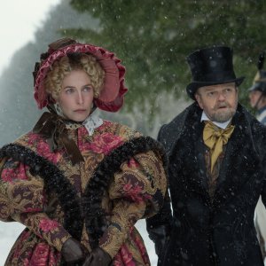 The Pale Blue Eye: Gillian Anderson, Toby Jones in una scena