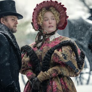 The Pale Blue Eye: Gillian Anderson, Toby Jones in una scena del film