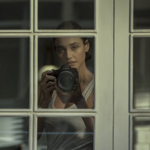 Sguardo indiscreto: Debora Nacimento in una foto di scena della serie brasiliana Netflix