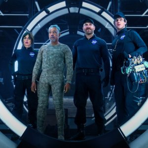 Caleidoscopio: Giancarlo Esposito, Paz Vega, Jai Courtney, Peter Mark Kendall nella serie Netflix