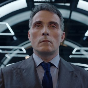 Caleidoscopio: Rufus Sewel in un'immagine della serie Netflix