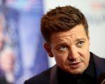 Jeremy Renner è stato operato e resta in condizioni critiche, ma stabili