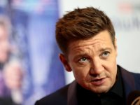 Jeremy Renner è stato operato e resta in condizioni critiche, ma stabili
