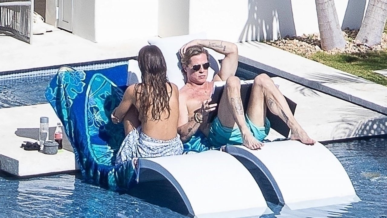 Brad Pitt ha trascorso il capodanno con la sua fidanzata in topless a bordo  piscina (FOTO) - Movieplayer.it