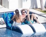 Brad Pitt ha trascorso il capodanno con la sua fidanzata in topless a bordo piscina (FOTO)