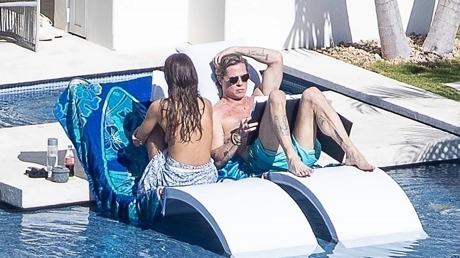 Brad Pitt ha trascorso il capodanno con la sua fidanzata in topless a bordo piscina (FOTO)