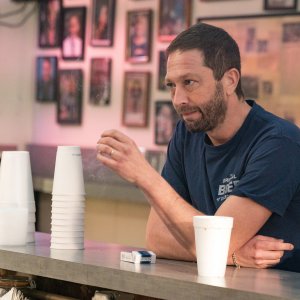 The Bear: Ebon Moss-Bachrach in una scena