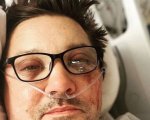 Jeremy Renner condivide un selfie dal letto dell'ospedale e ringrazia i fan
