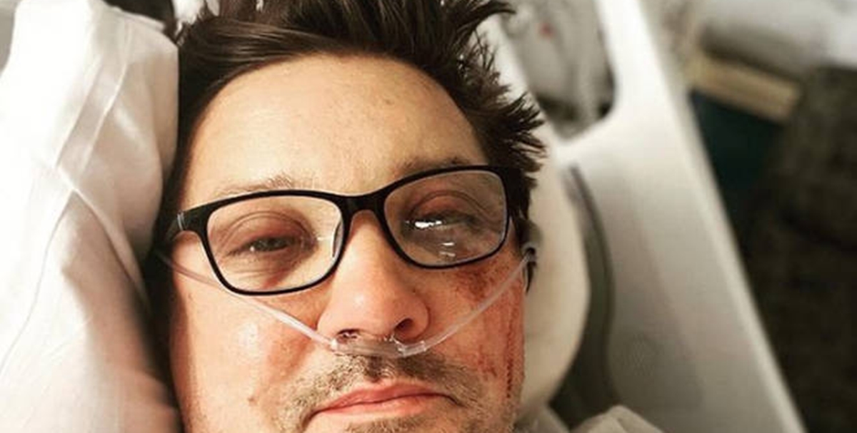 Jeremy Renner condivide un selfie dal letto dell'ospedale e ringrazia i fan