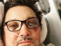 Jeremy Renner condivide un selfie dal letto dell'ospedale e ringrazia i fan