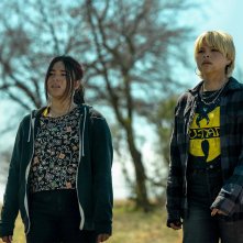 Reservation Dogs 2: Devery Jacobs ed Elva Guerra in una scena della serie