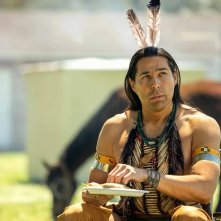 Reservation Dogs 2: Dallas Goldtooth in una scena della serie