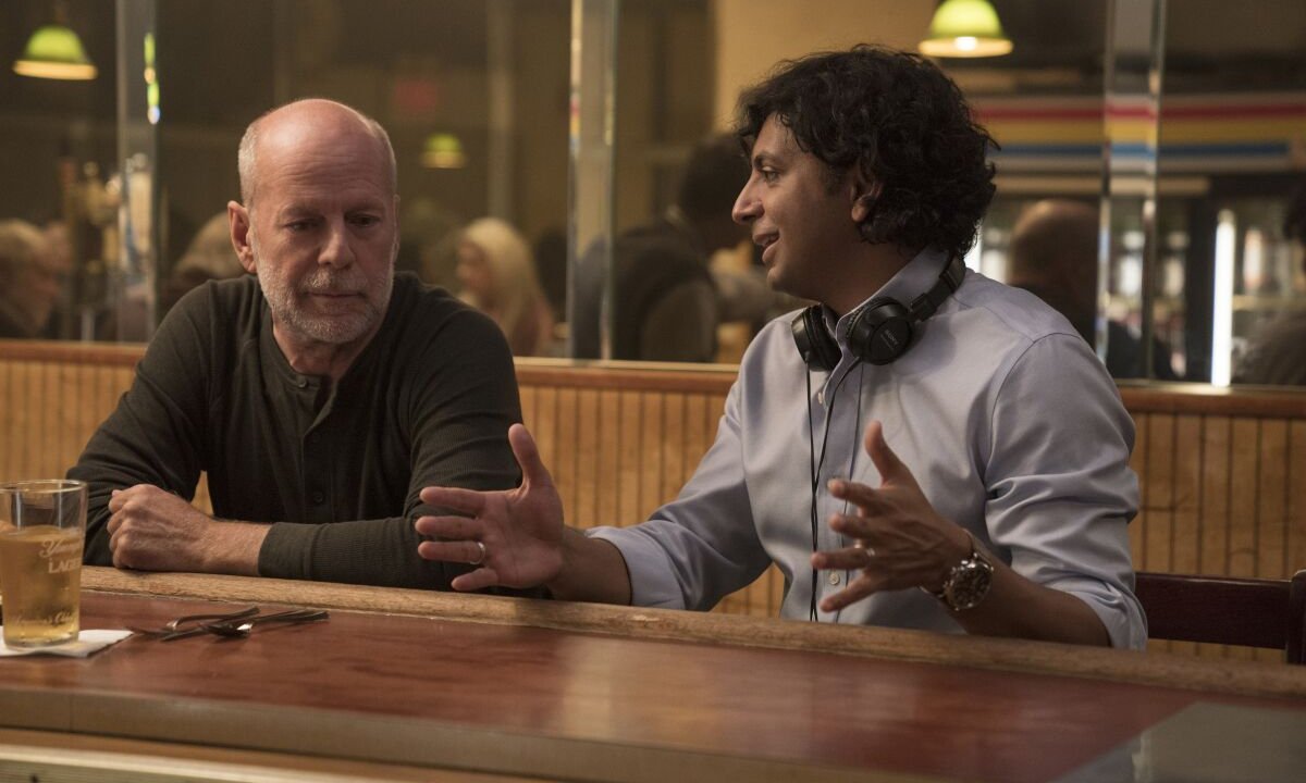 M. Night Shyamalan su Bruce Willis: 'Siamo sempre in contatto, è come un fratello maggiore'