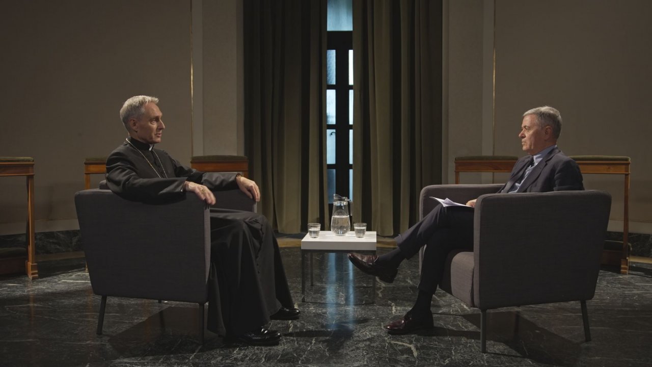 La Scelta – Così Ratzinger rinunciò al papato: stasera su Rai 3 Ezio Mauro intervista Padre Georg Gänswein