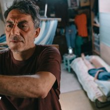 I delitti del BarLume 10, Filippo Timi in una scena