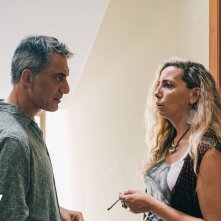 I delitti del BarLume 10, Filippo Timi alle prese con Bettina
