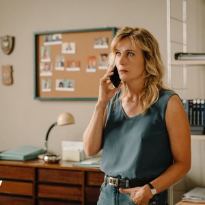 I delitti del BarLume 10, Lucia Mascino in una scena