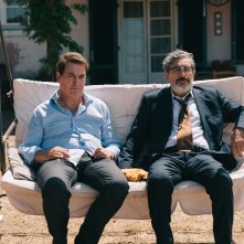 I delitti del BarLume 10: Corrado Guzzanti e Michele Di Mauro sconsolati in una scena