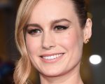 Brie Larson condivide un nuovo video in cui danza e chiede ai fan quale coreografia dovrebbe imparare