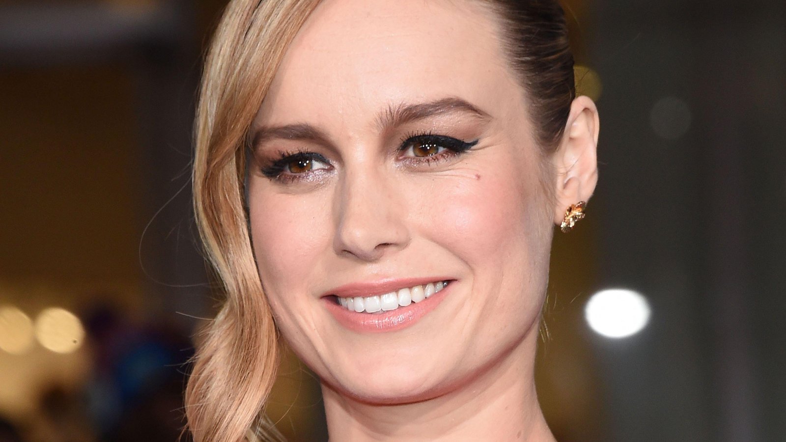 Brie Larson condivide un nuovo video in cui danza e chiede ai fan quale coreografia dovrebbe imparare