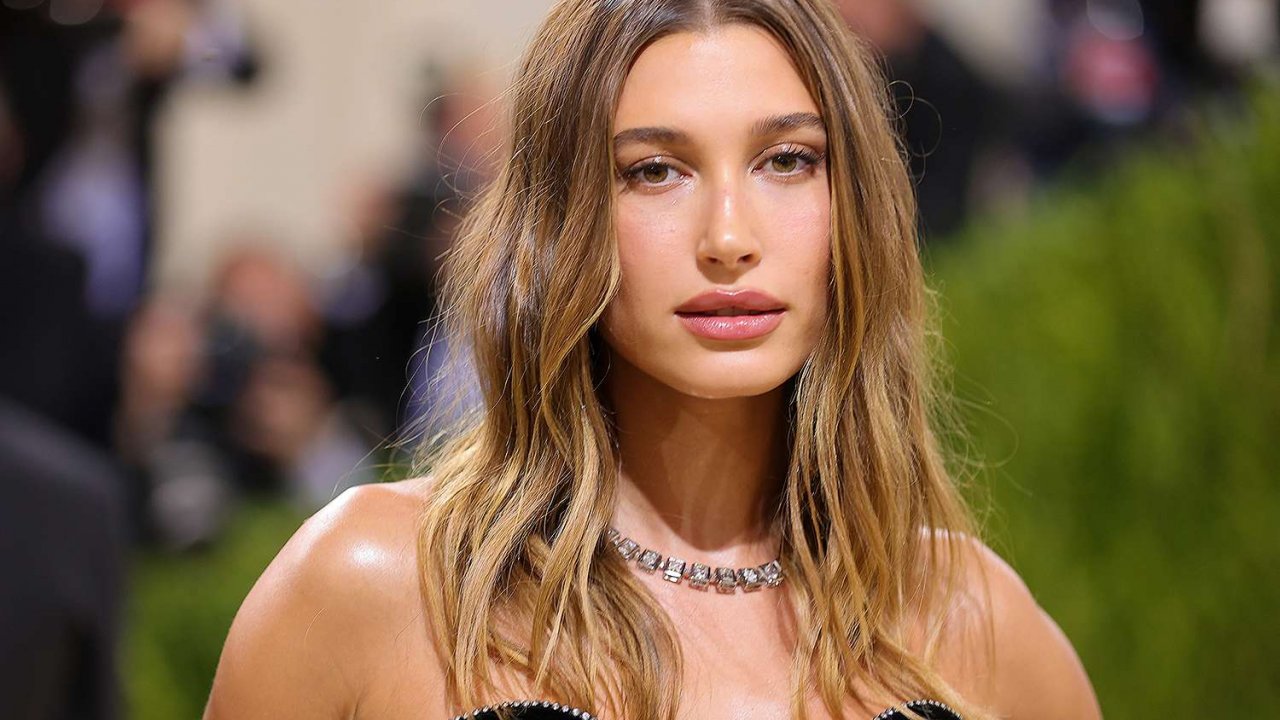 Hailey Bieber rivendica il suo essere una Nepo Baby con una T-shirt