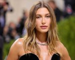 Hailey Bieber rivendica il suo essere una Nepo Baby con una T-shirt