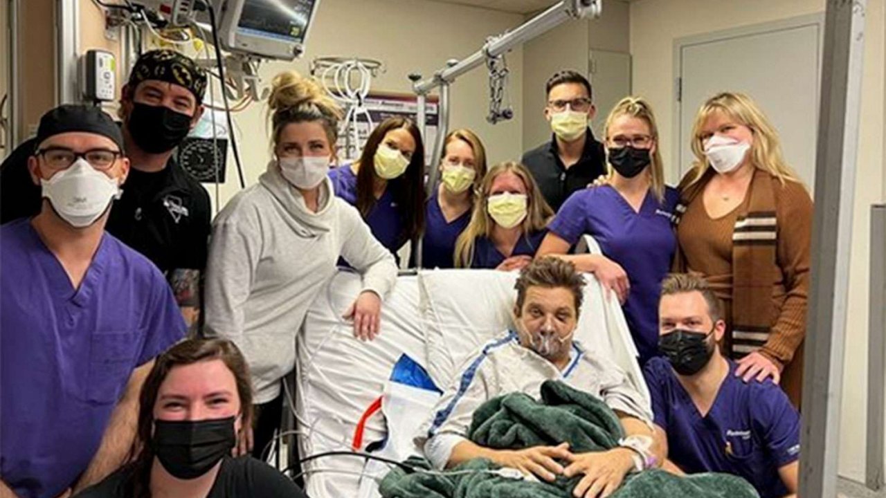 Jeremy Renner compie 52 anni in ospedale e posta una foto per ringraziare il personale medico
