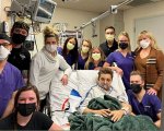 Jeremy Renner compie 52 anni in ospedale e posta una foto per ringraziare il personale medico