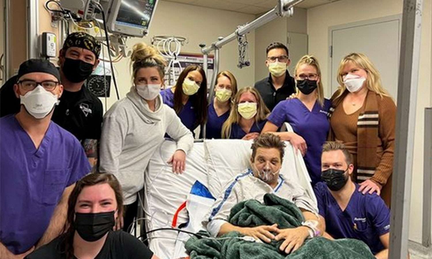 Jeremy Renner compie 52 anni in ospedale e posta una foto per ringraziare il personale medico