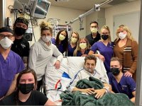 Jeremy Renner compie 52 anni in ospedale e posta una foto per ringraziare il personale medico