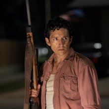 The Last of Us: Gabriel Luna in una scena