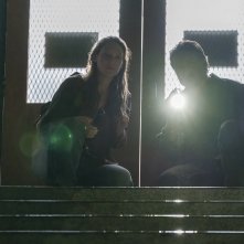 The Last of Us: Pedro Pascal e Anna Torv in una scena