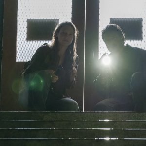 The Last of Us: Pedro Pascal e Anna Torv in una scena