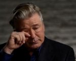 Alec Baldwin chiede ai fan di seguire sua moglie su Instagram: i follower lo distruggono nei commenti (VIDEO)