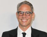 Greg Berlanti stringe un nuovo accordo che riconferma la collaborazione con Warner Bros.