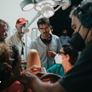 I delitti del BarLume 10, Roan Johnson circondato dalla troupe