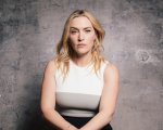 Kate Winslet incoraggia una giovane giornalista alla prima intervista, il video diventa virale
