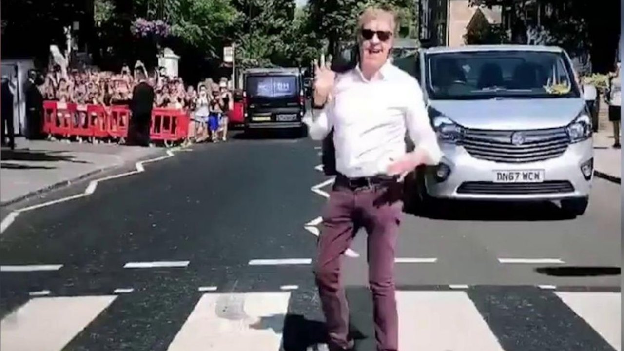 Paul McCartney è stato quasi investito da un'auto mentre ricreava la foto delle strisce pedonali dei Beatles