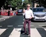 Paul McCartney è stato quasi investito da un'auto mentre ricreava la foto delle strisce pedonali dei Beatles